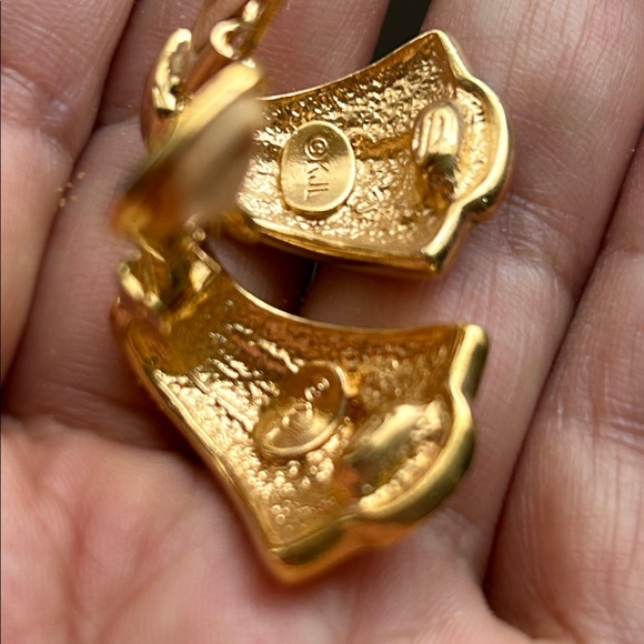 🖤KJL satin Goldtone clip earrings - Picture 7 of 11